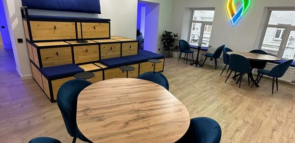 Лофт в центре города с барной стойкой