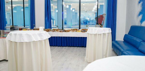 Глинтвейн. Бело-синий банкетный зал