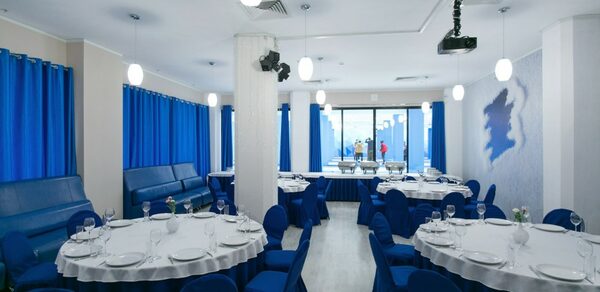 Глинтвейн. Бело-синий банкетный зал