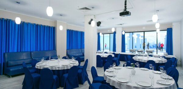 Глинтвейн. Бело-синий банкетный зал