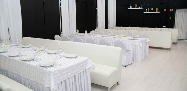 Глинтвейн. Банкетный зал в черно-белых оттенках