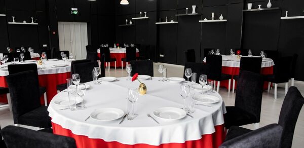 Глинтвейн. Банкетный зал в черно-белых оттенках