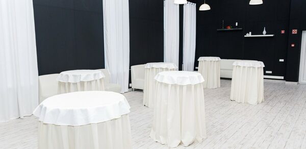 Глинтвейн. Банкетный зал в черно-белых оттенках