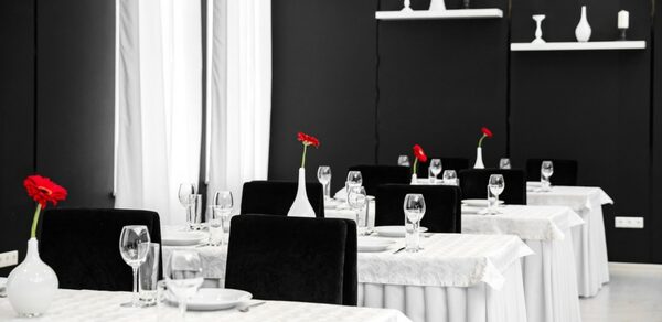 Глинтвейн. Банкетный зал в черно-белых оттенках