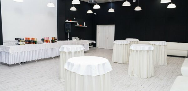 Глинтвейн. Банкетный зал в черно-белых оттенках