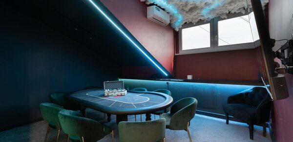 Лофт с покерным столом на мансардном этаже