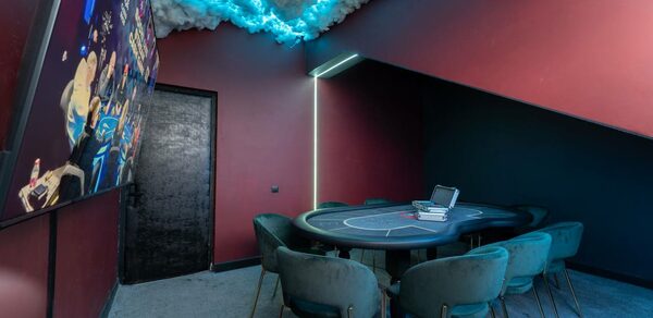 Лофт с покерным столом на мансардном этаже