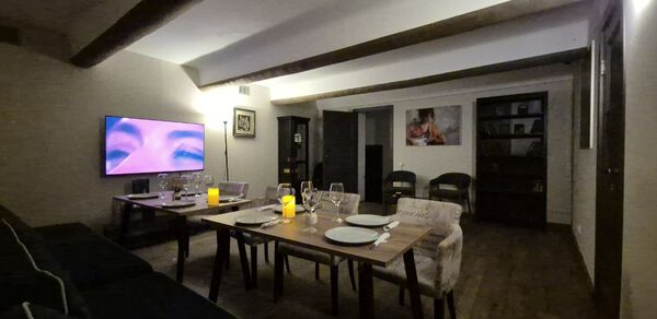 Светлый лофт-зал с приставкой