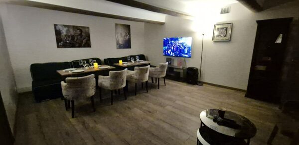 Светлый лофт-зал с приставкой