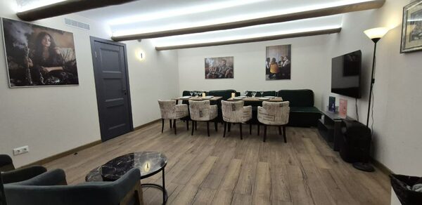 Светлый лофт-зал с приставкой