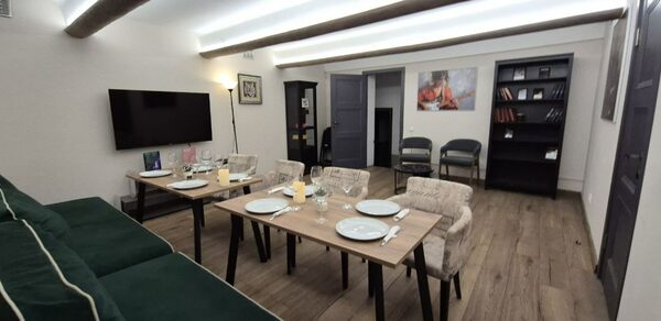 Светлый лофт-зал с приставкой