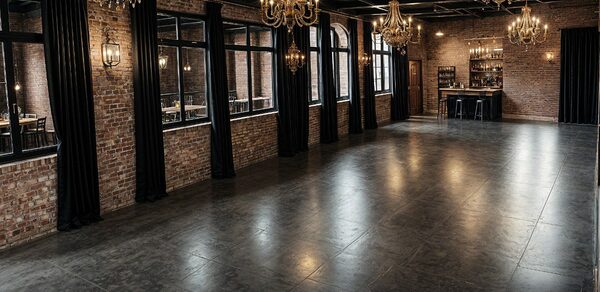 LOUNGE (ЛАУНЖ). Роскошный лофт-зал с кирпичными стенами