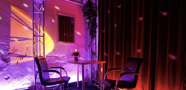 Лофт-зал с кирпичными стенами