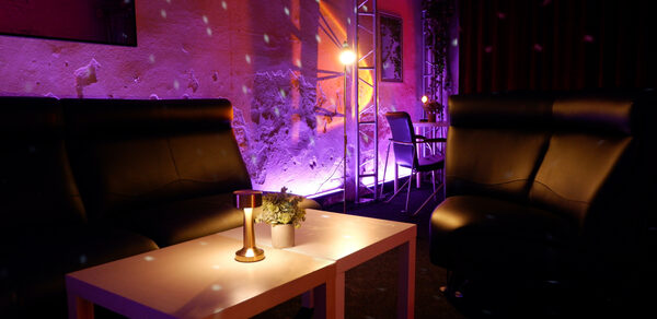 Лофт-зал с кирпичными стенами