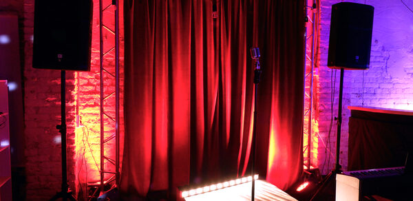 Лофт-зал с кирпичными стенами