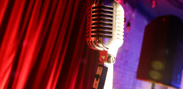 Лофт-зал с кирпичными стенами