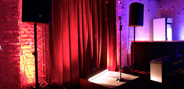 Лофт-зал с кирпичными стенами