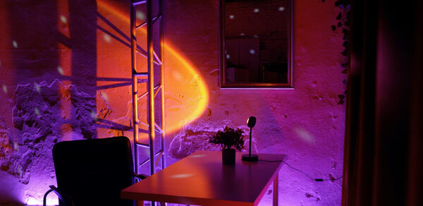 Лофт-зал с кирпичными стенами