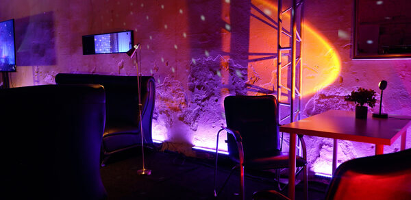 Лофт-зал с кирпичными стенами