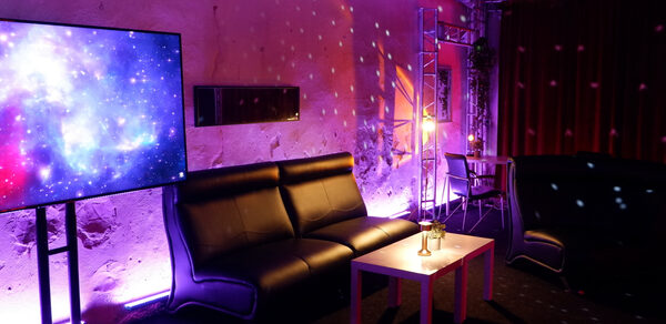 Лофт-зал с кирпичными стенами