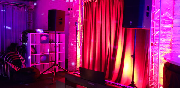 Лофт-зал с кирпичными стенами