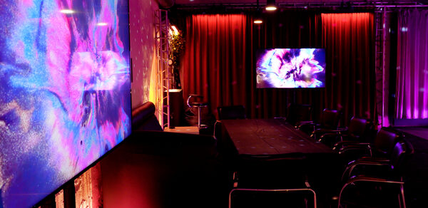 Пианино Лофт (PianoLoft). Лофт-зал с кирпичными стенами