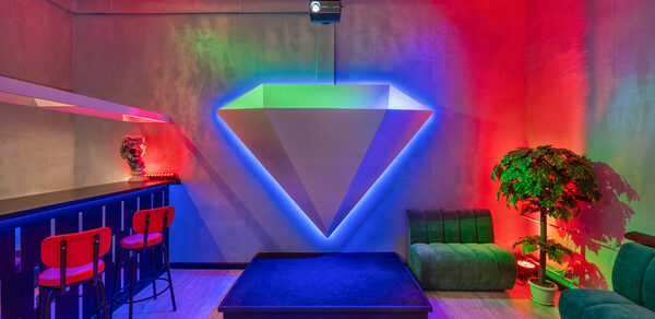 Яркий лофт с большим экраном