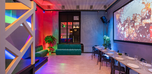 Яркий лофт с большим экраном