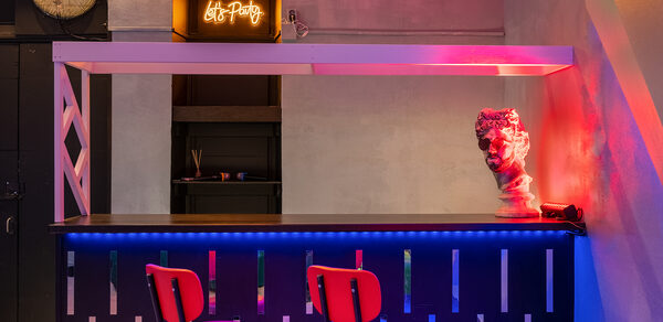 Яркий лофт с большим экраном