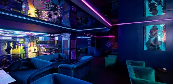 BarFly (БарФлай). Клуб в неоновом стиле