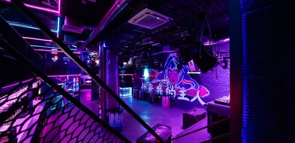 BarFly (БарФлай). Клуб в неоновом стиле