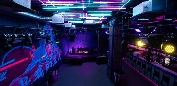 BarFly (БарФлай). Клуб в неоновом стиле