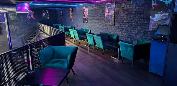 BarFly (БарФлай). Клуб в неоновом стиле