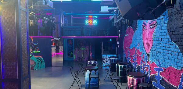 BarFly (БарФлай). Клуб в неоновом стиле