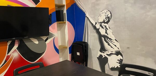 Questguru. Яркий лофт-зал на севере города