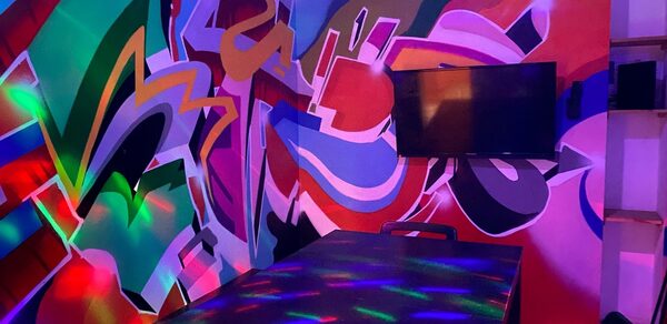 Questguru. Яркий лофт-зал на севере города