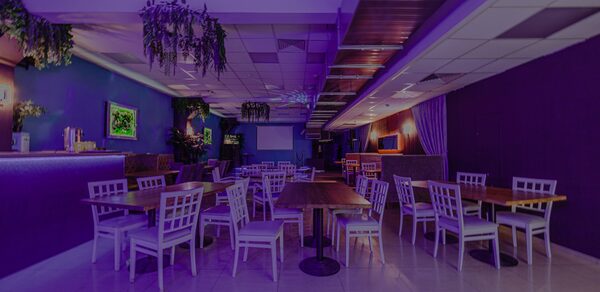 Просторный лофт со сценой и фотозонами