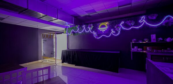 Просторный лофт со сценой и фотозонами