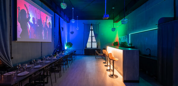 Неоновый лофт-зал с барной стойкой и сценой