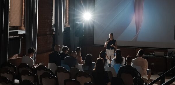 Двухуровневый лофт-зал с высокими потолками