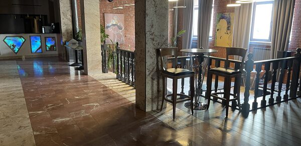 Двухуровневый лофт-зал с высокими потолками