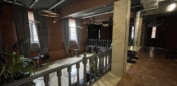 Двухуровневый лофт-зал с высокими потолками