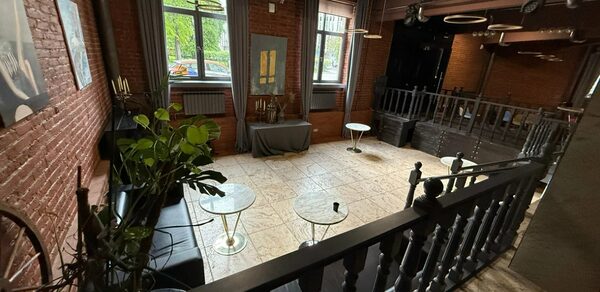 Двухуровневый лофт-зал с высокими потолками