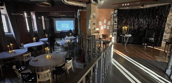 Двухуровневый лофт-зал с высокими потолками