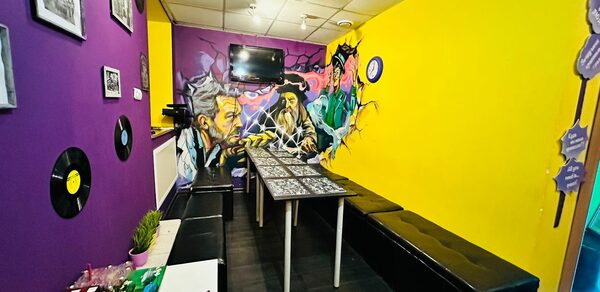 Яркая лофт-комната для мероприятий