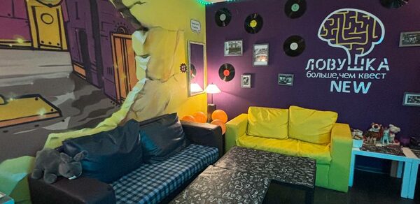 Яркая лофт-комната для мероприятий