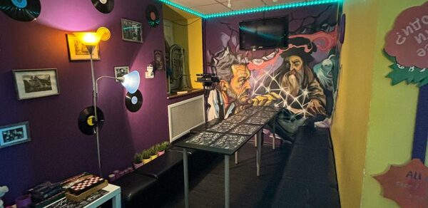 Яркая лофт-комната для мероприятий