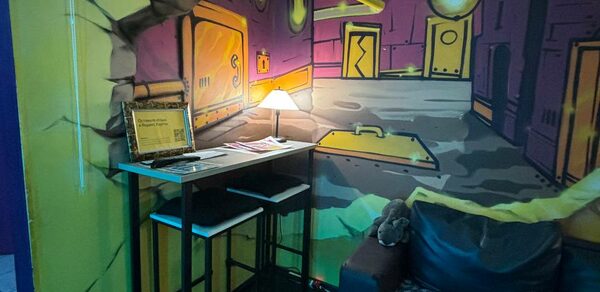 Яркая лофт-комната для мероприятий