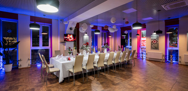 Sea Grill. Лофт-бар под закрытие с видом на Неву