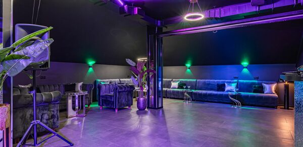 Темный лофт-зал на мансардном этаже